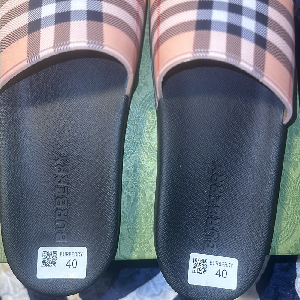 New never worn , box got damaged